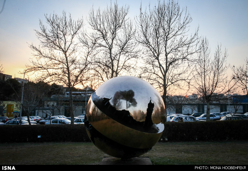 غبار روبی زمین . مجسمه "کره" آرنالدو پومودورو مجسمه ساز بزرگ ایتالیایی 